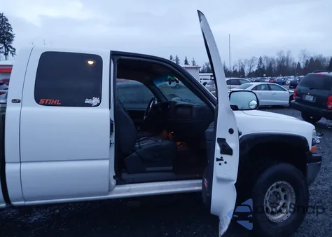 2000 Chevrolet Silverado 2500 Ls/Lt from USA, damaged, VIN 1GCGK29U4YZ131059
